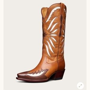 Not for sale LOOKING 👀 for a size 7 1/2 or 8